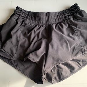 Lululemon Hotty Hot Low-Rise Lined Short 2.5" in size 6